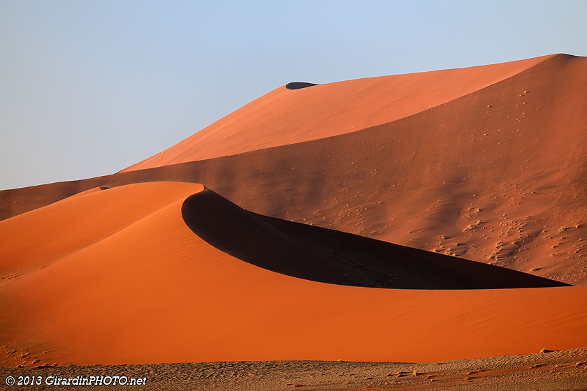 Les dunes sont très colorées au lever du soleil
