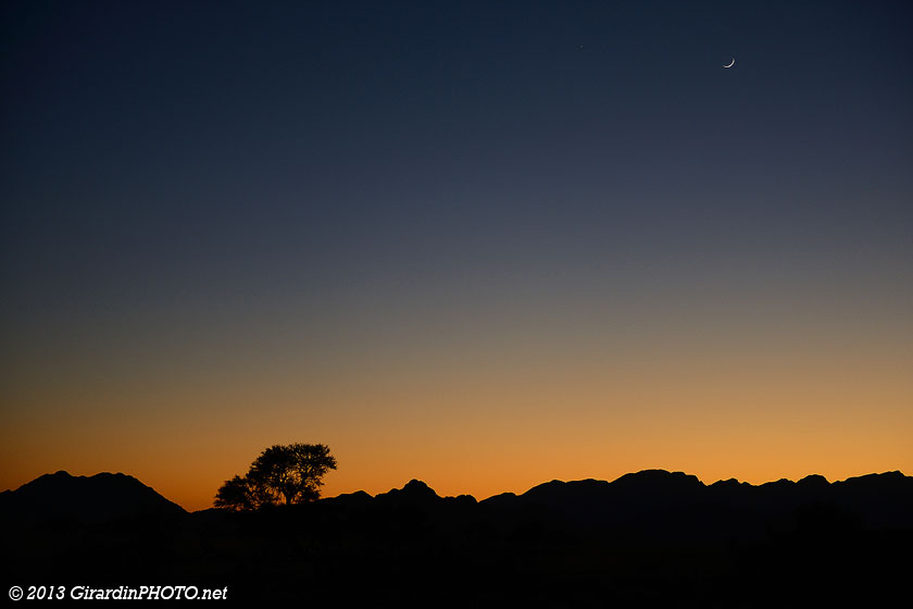 Croissant de lune au lever de soleil