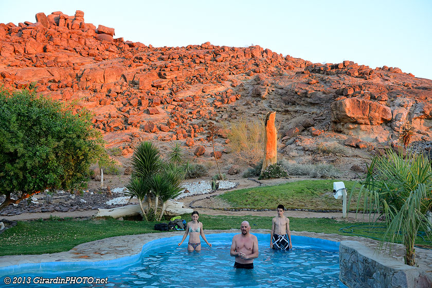 Le décor de rochers, rougis par le coucher du soleil, est magnifique