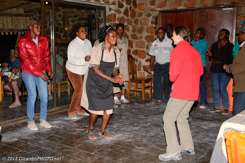 Marine enrôlée dans une danse africaine