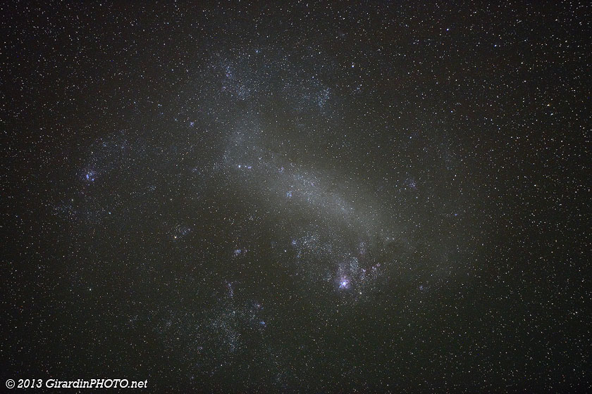 Grand Nuage de Magellan avec, au-dessous à droite, la nébuleuse de la Tarentule en rose