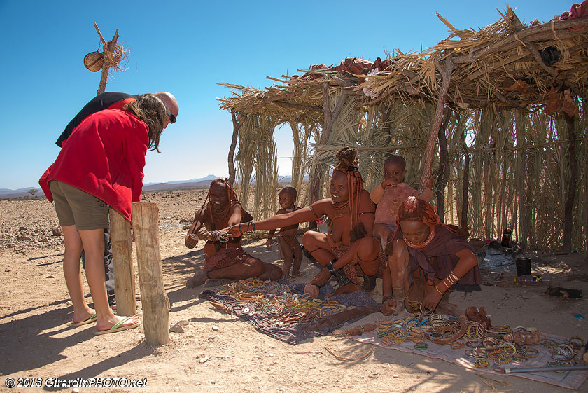 Himbas vendant des objets qu'ils ont fabriqués