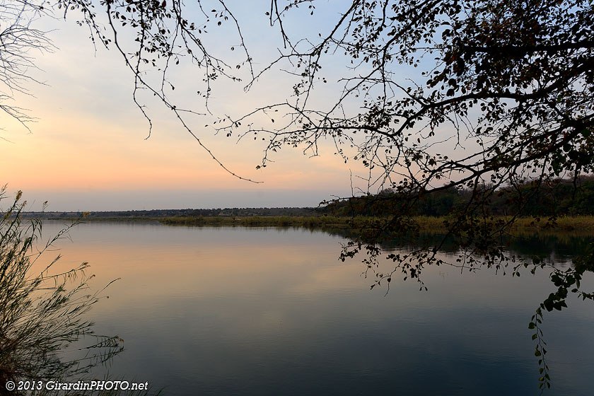 Crépuscule sur le fleuve Okavango