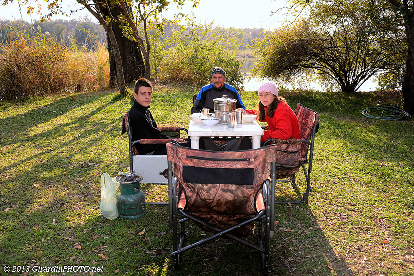 Petit déjeuner au bord de l'Okavango