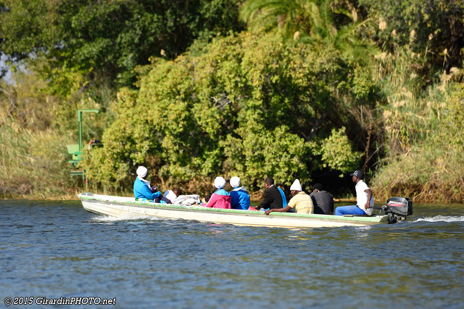 Les Namibiens de la région traversent le Chobe en Taxi Boat pour faire leurs courses à Kasane