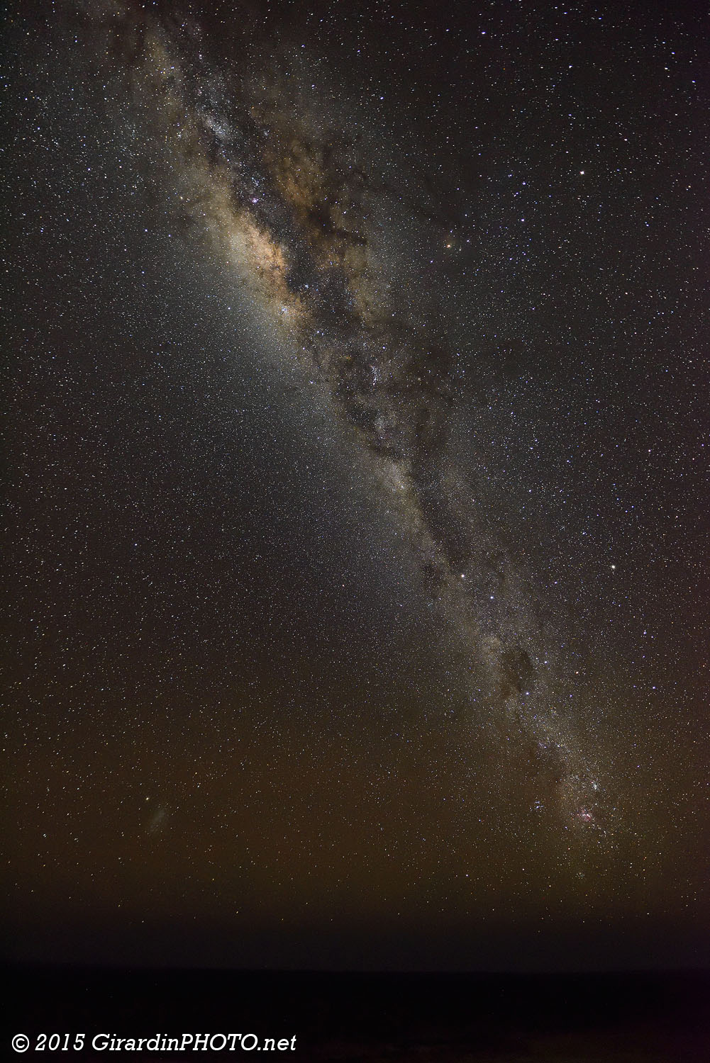 Voie lactée et Petit Nuage de Magellan à l'horizon