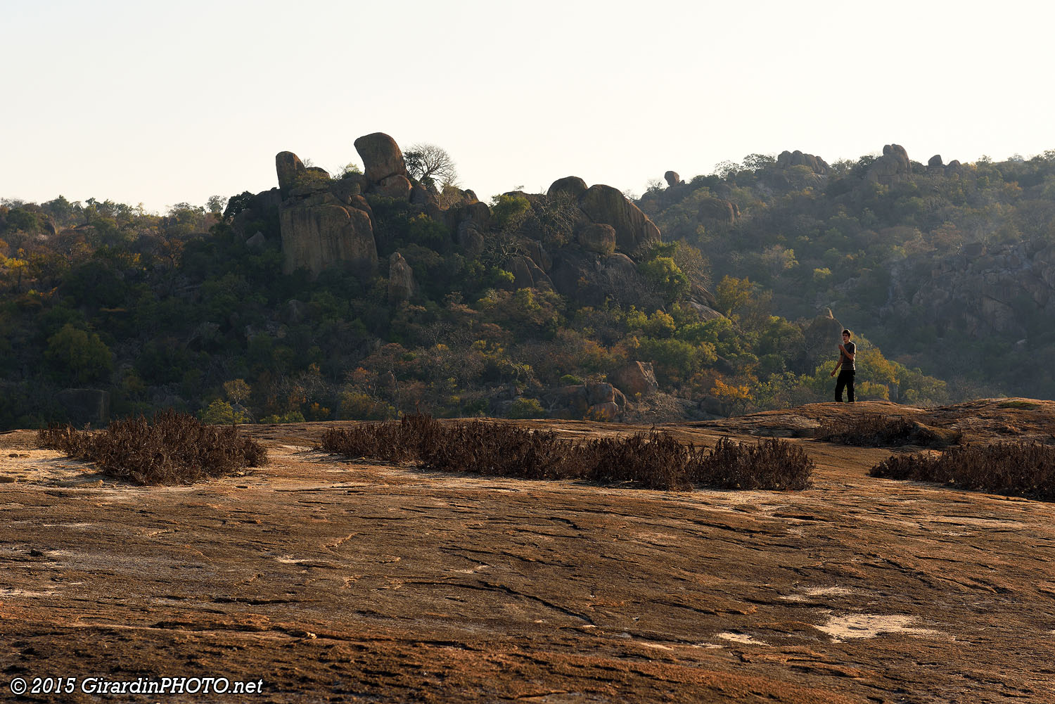 ... puis, suivre un sentier sur la crête pour atteindre la White Rhino Cave