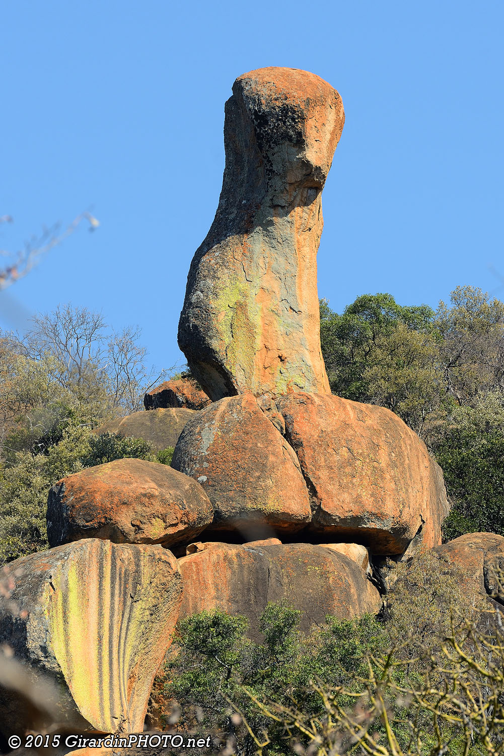 Exemples de blocs de granit, aux formes bizarres, que l'on trouve le long de la piste