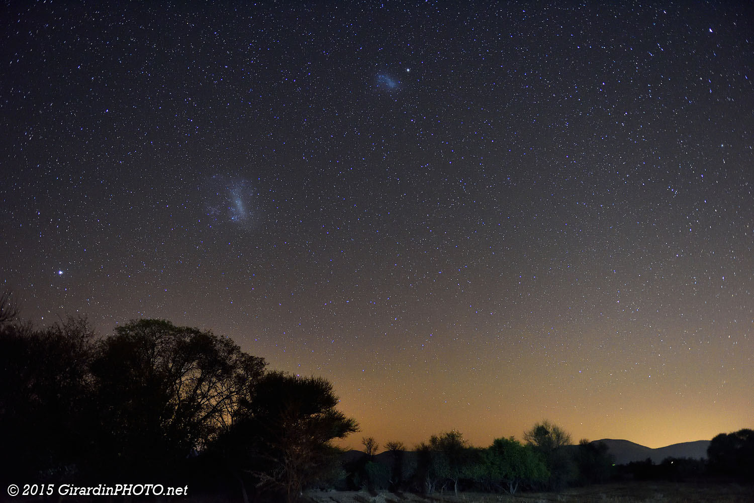 Magnifique ciel d'Afrique australe avec le Grand et le Petit Nuage de Magellan