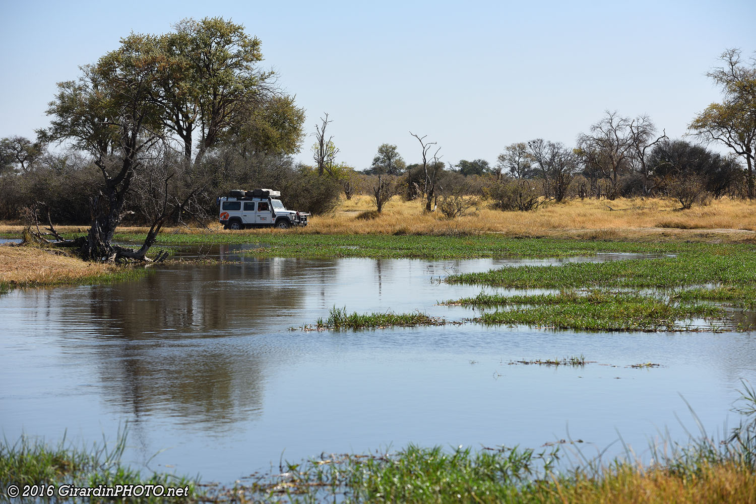La piste longe la Khwai River