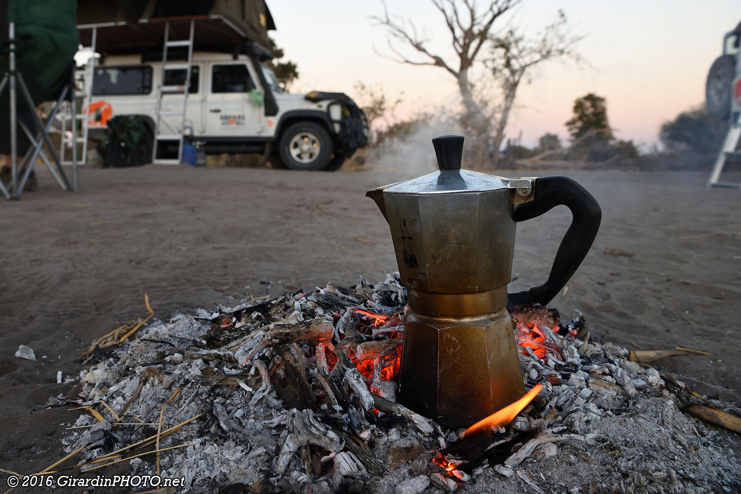 Préparation du café au feu de bois