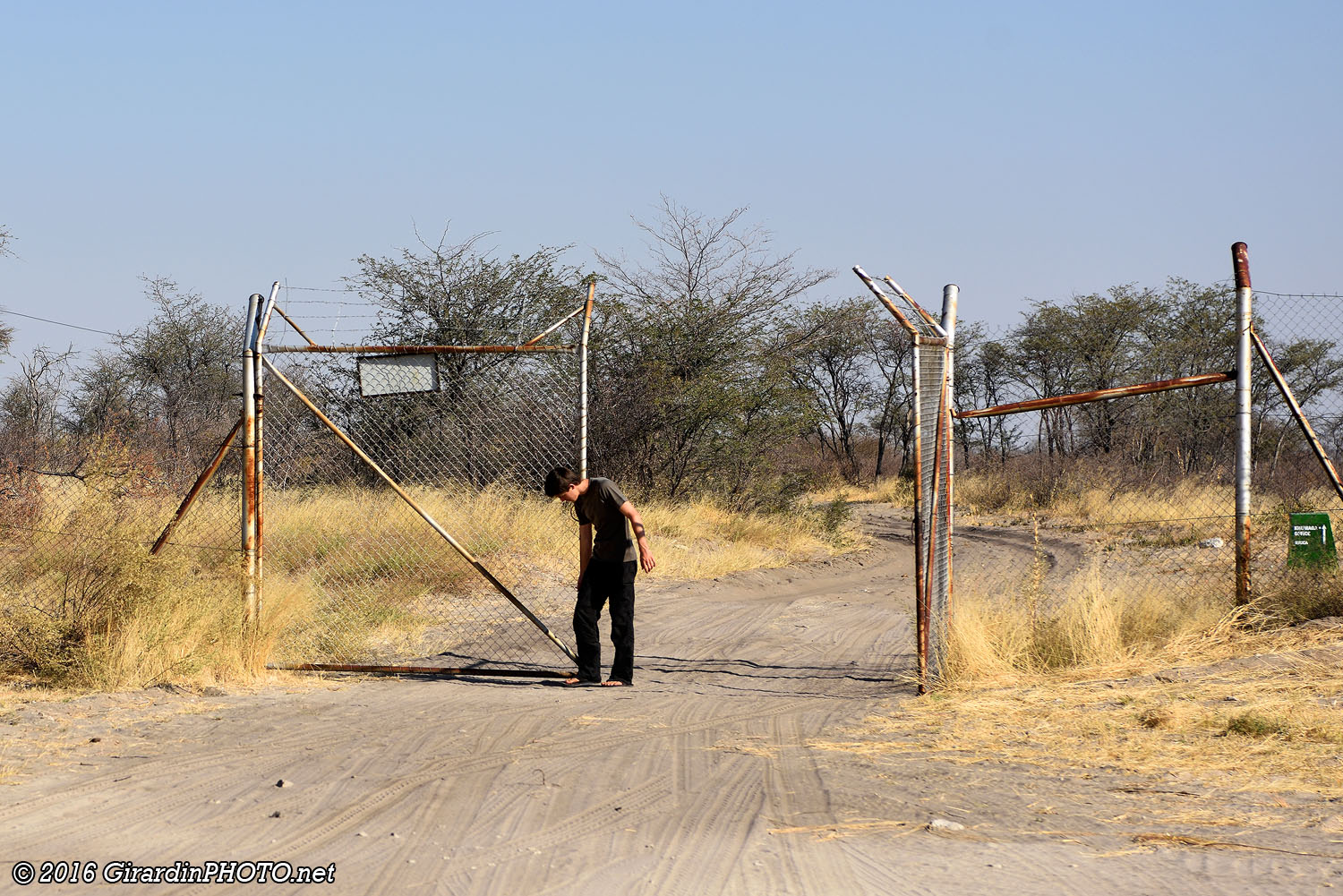 Phuduhudu Gate est protégée par une barrière qu'il faut ouvrir pour entrer dans le Makgadikgadi