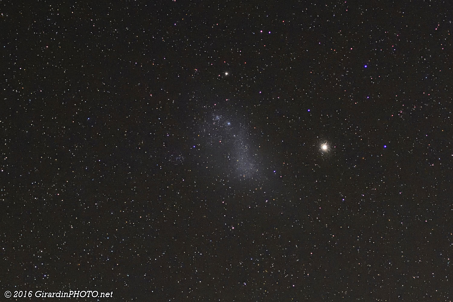 Petit Nuage de Magellan, avec l'amas globulaire NGC 104 à droite