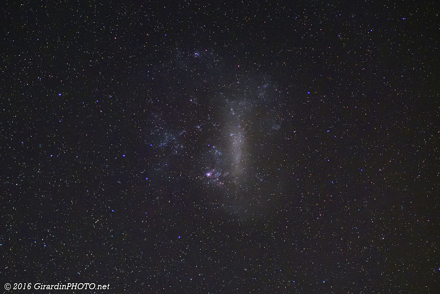 Grand Nuage de Magellan avec, en bas à gauche, la nébuleuse de la Tarentule (en rose)
