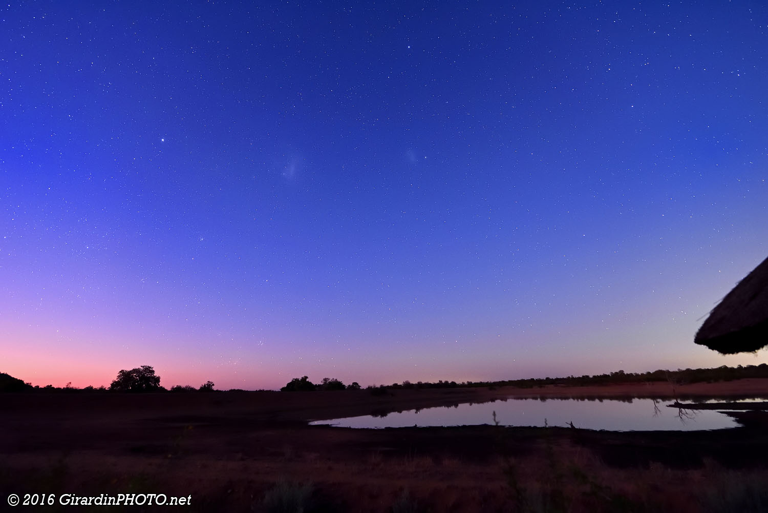 Le point d'eau à l'aube avec les deux Nuages de Magellan