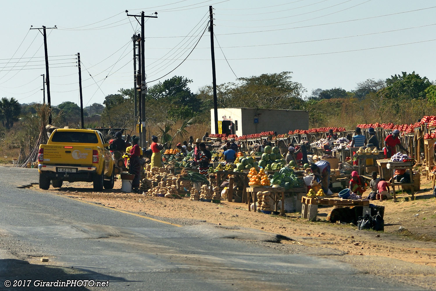 Marché de fruits et légumes au bord de la route
