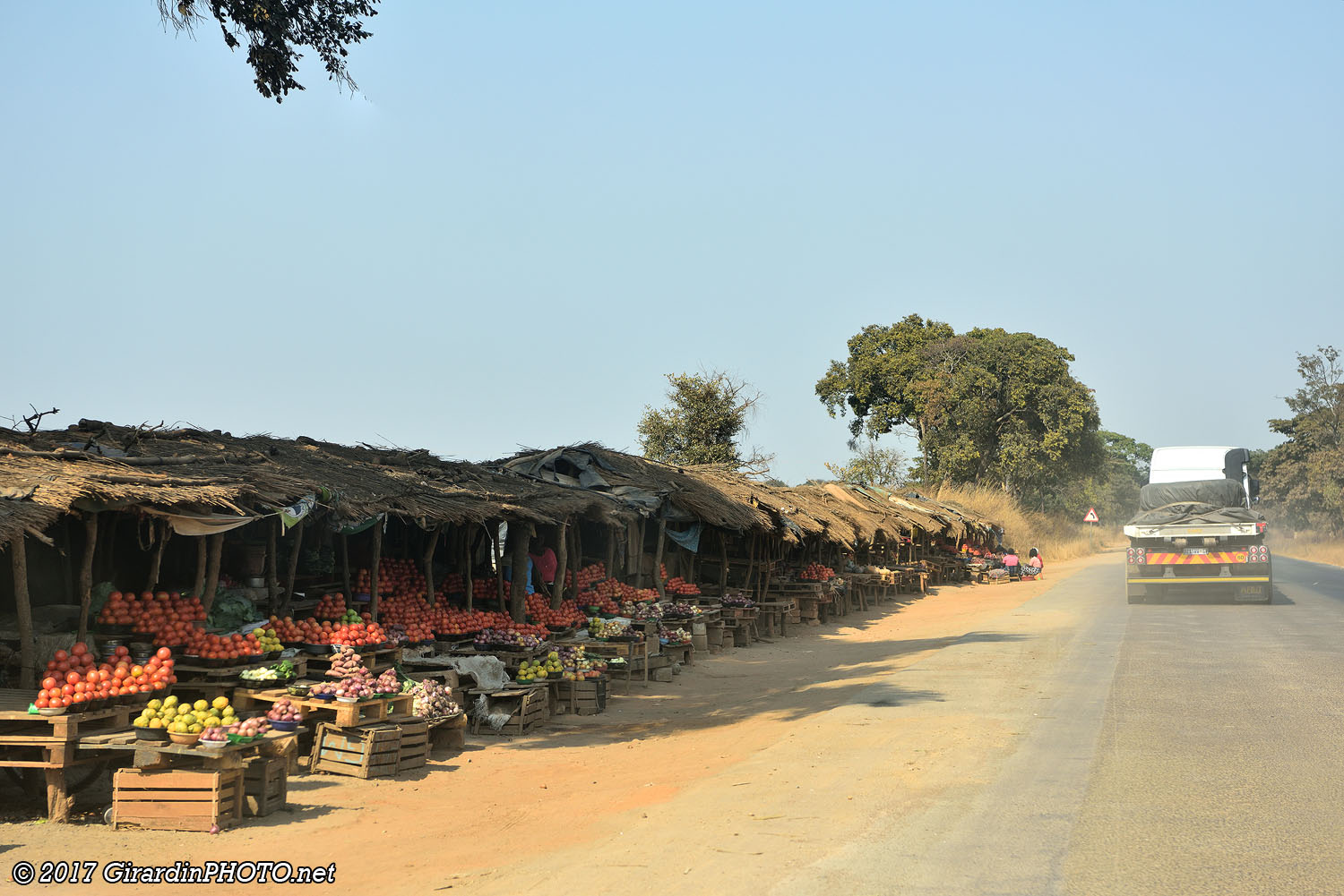 Marché le long de la route