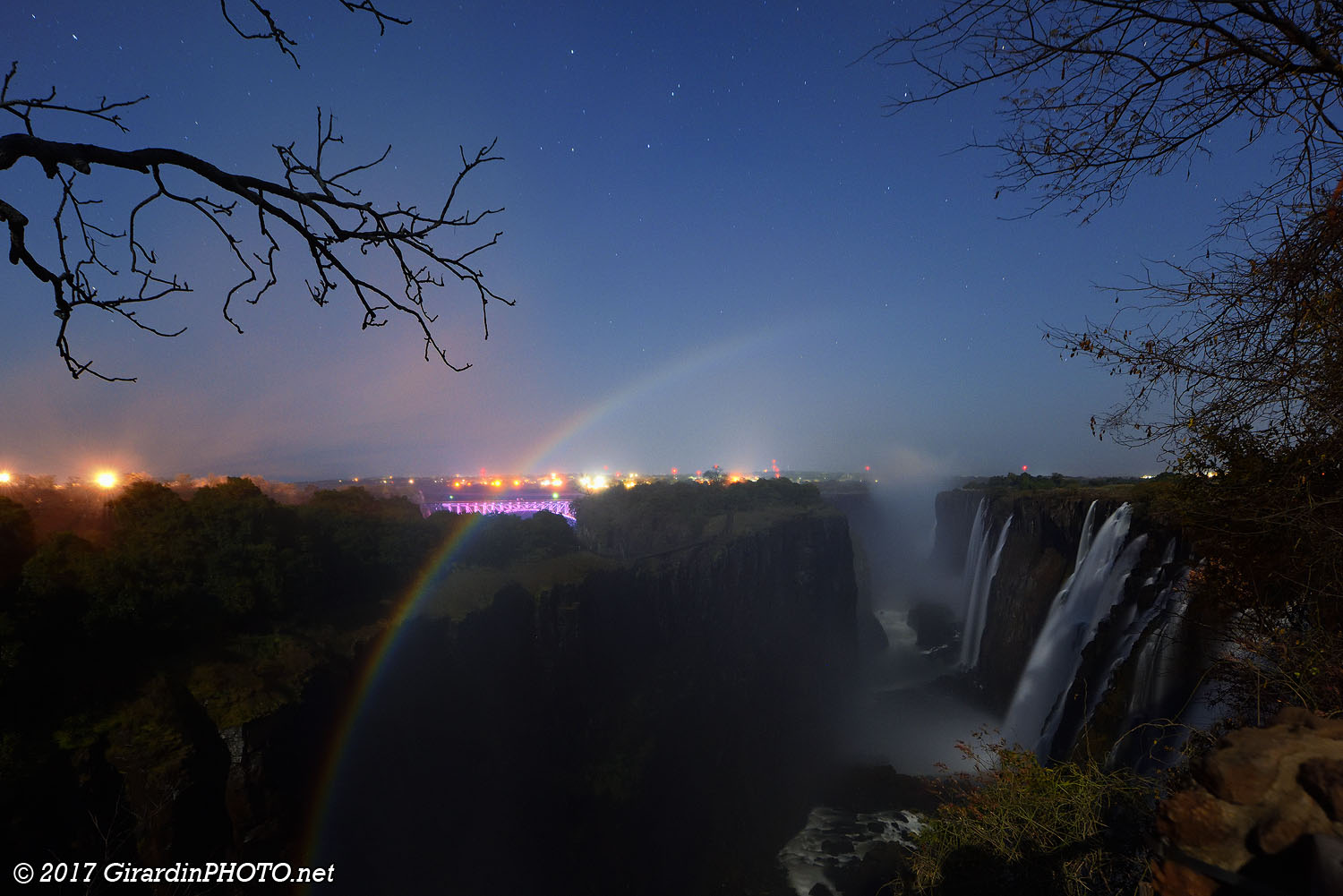 Soir de pleine lune aux chutes Victoria