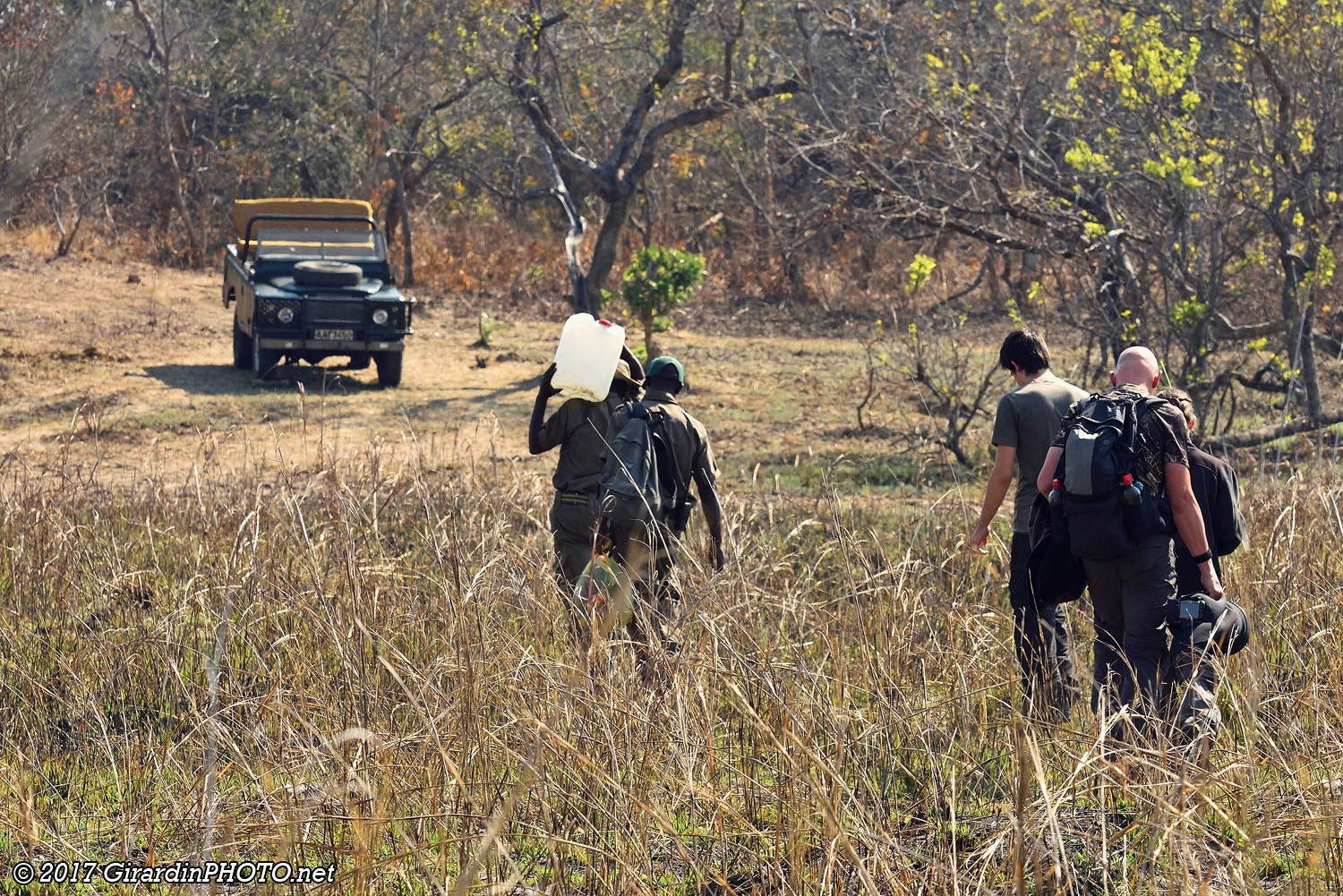 Nous nous dirigeons vers la vieille Land Rover