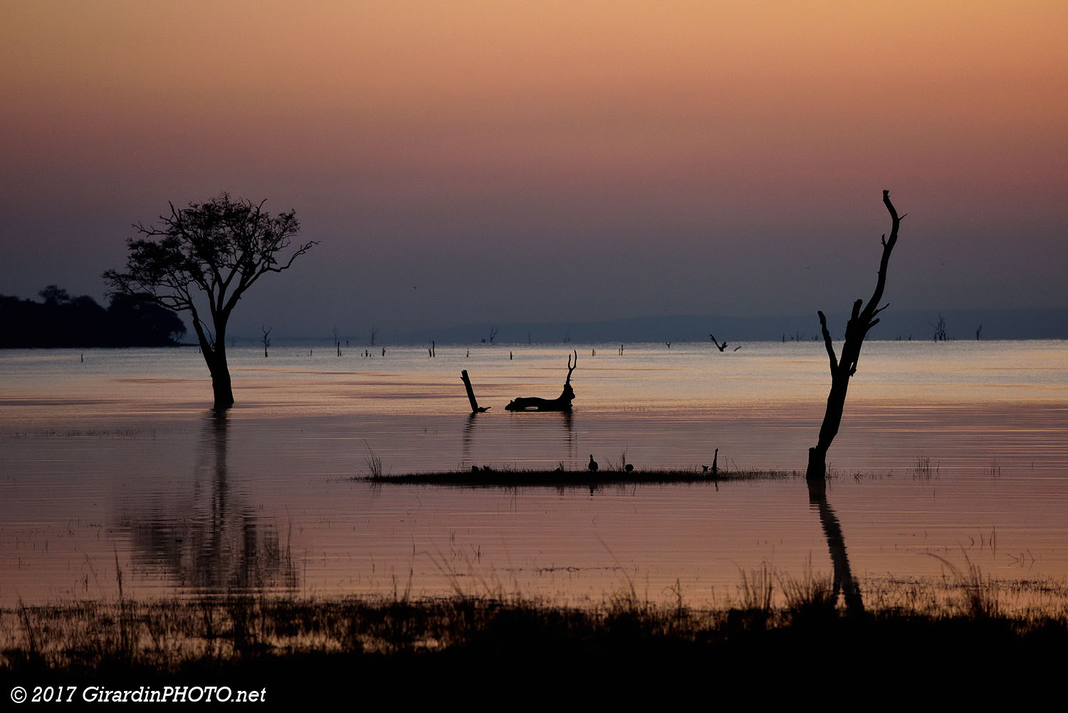Aube sur le Lake Itezhi-Tezhi