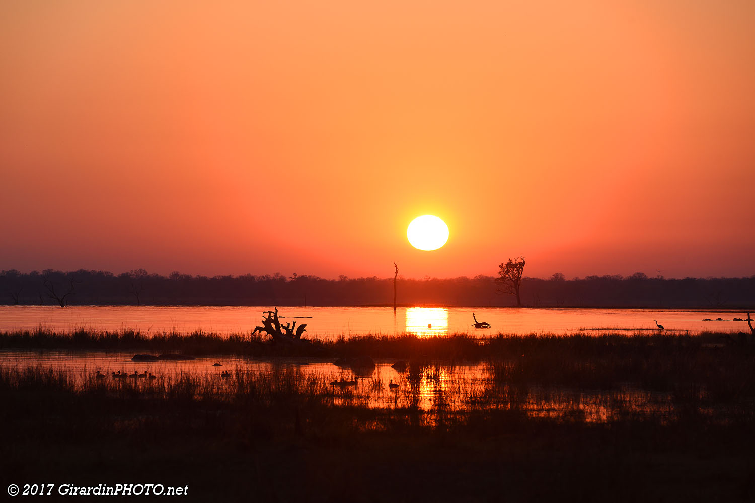 Lever de soleil sur le Lake Itezhi-Tezhi