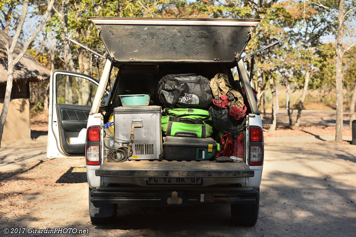Rangement des affaires à l'arrière de la voiture