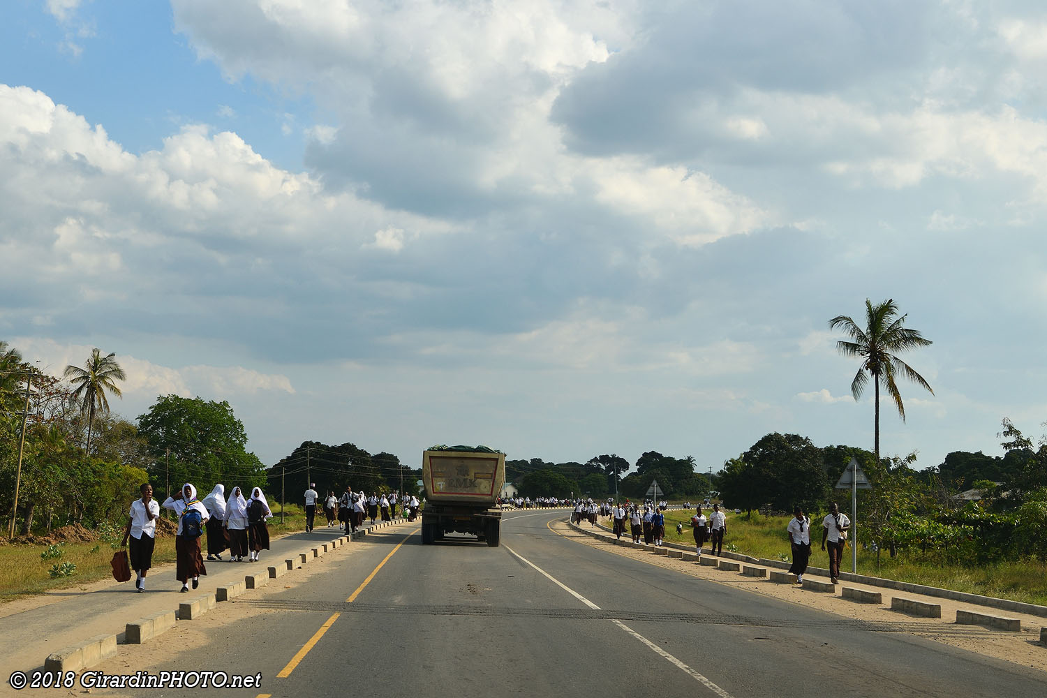 Les écoliers se dirigent vers Bagamoyo