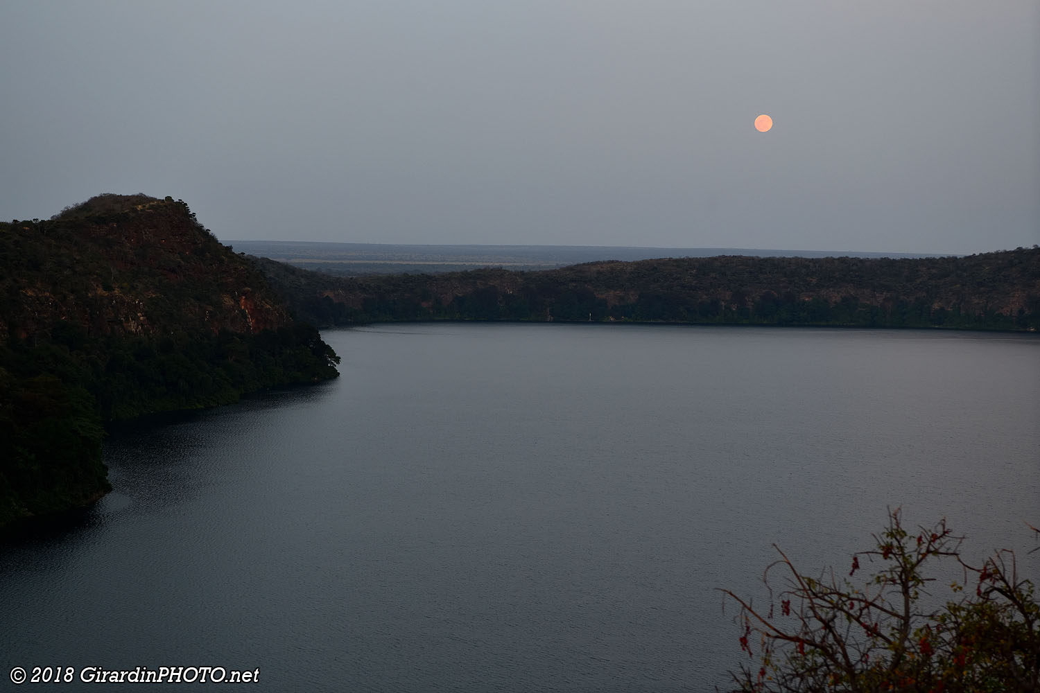 Lever de la pleine lune sur le Lake Chala