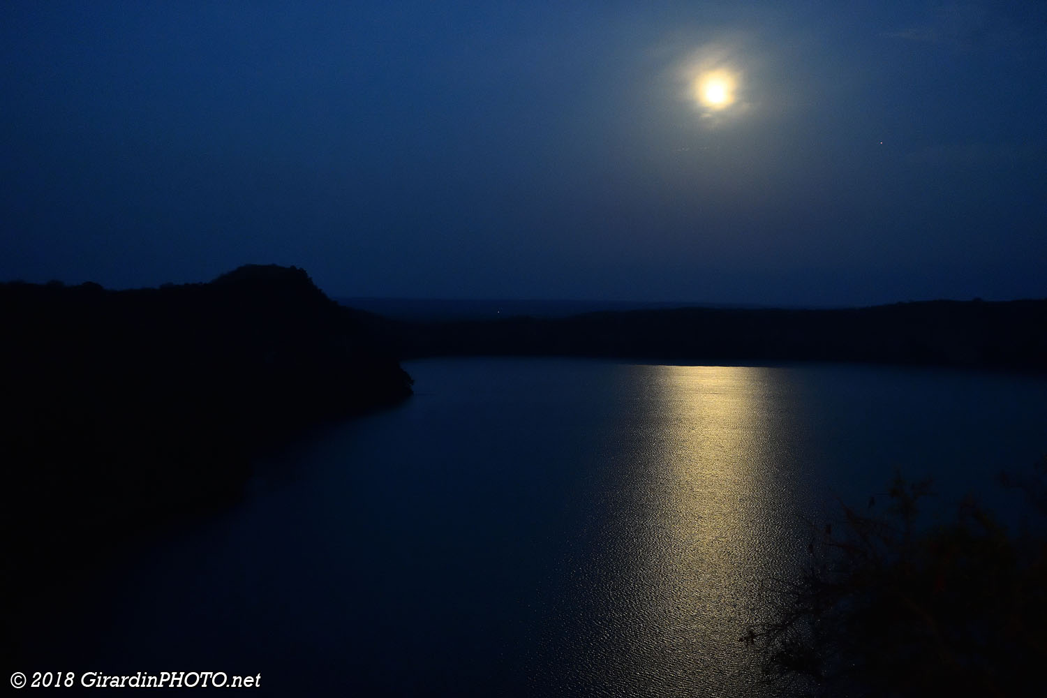 Lever de la pleine lune sur le Lake Chala