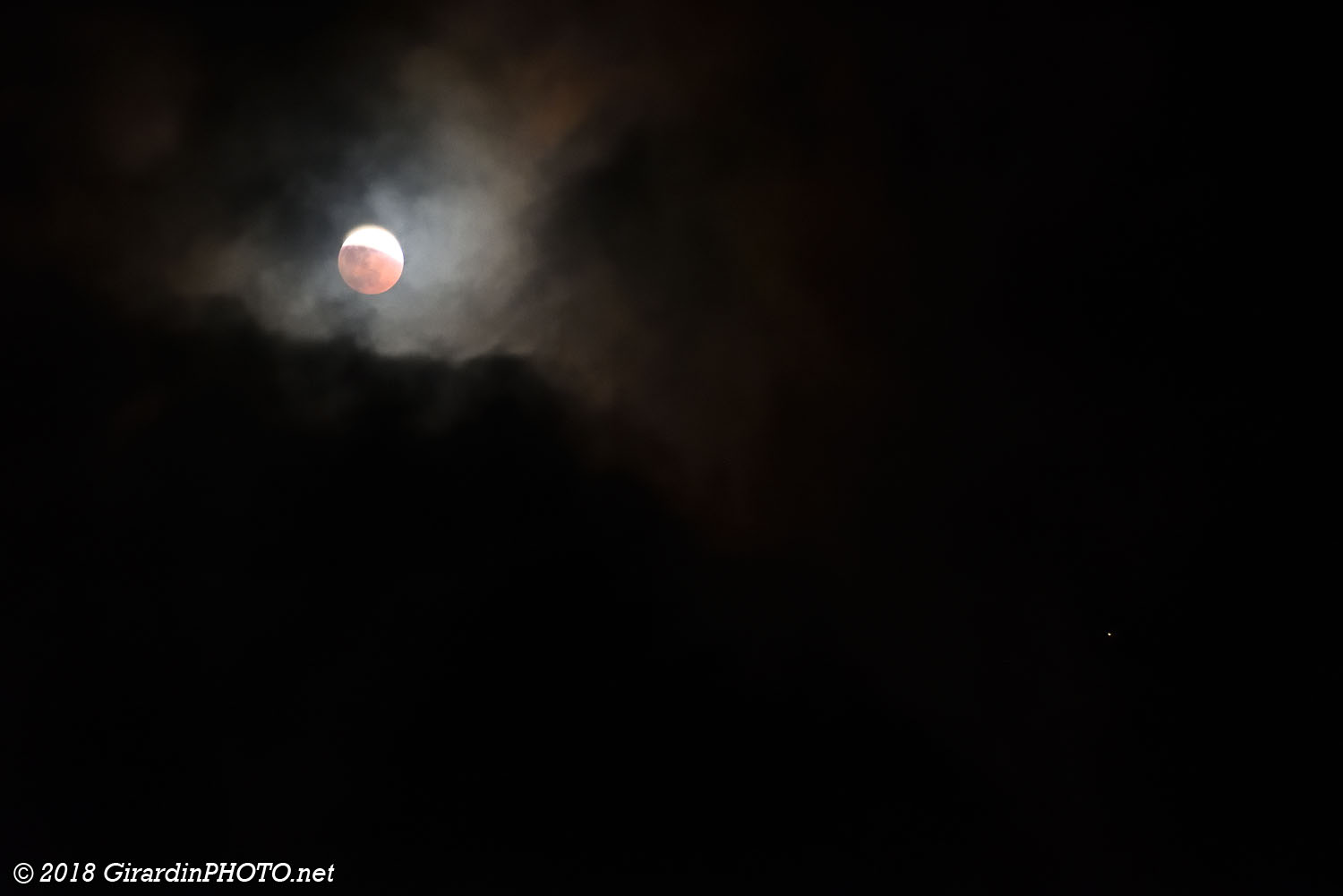 Ciel voilé pendant l'éclipse de Lune (on distingue Mars en bas à droite)