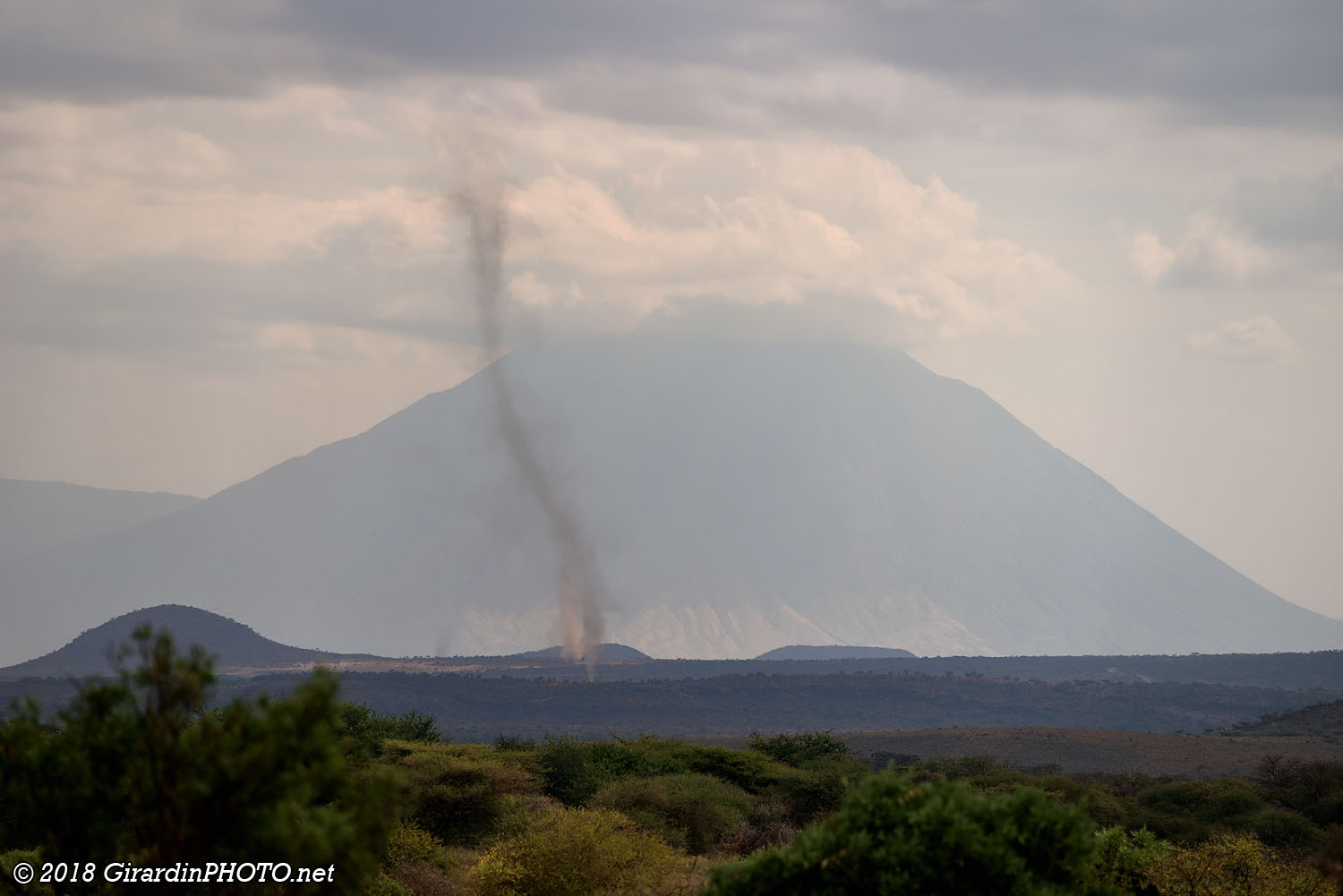 Tornades de sable devant le volcan Ol Doinyo Lengaï