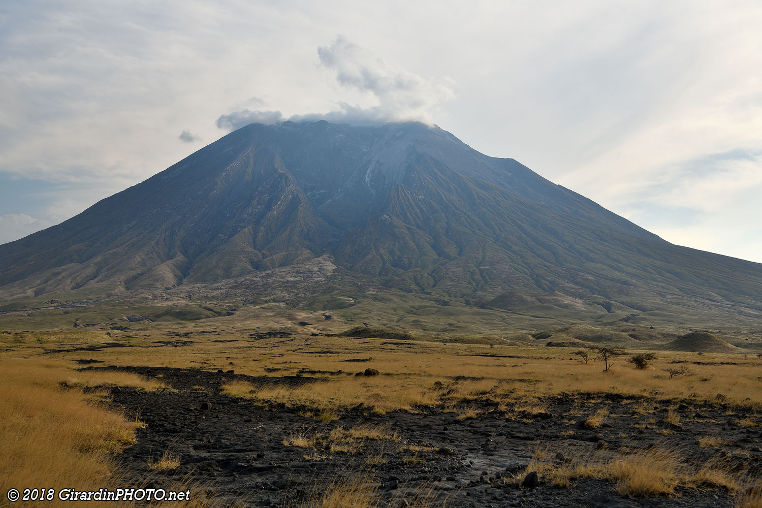 Volcan Ol Doinyo Lengaï avec d'anciennes coulées de lave