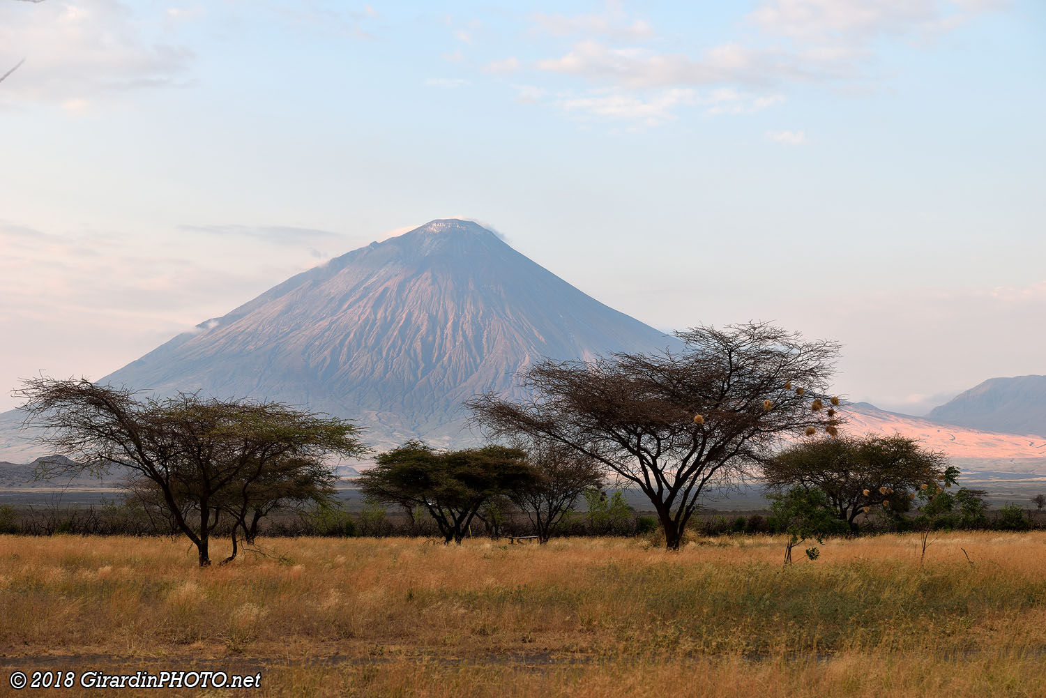 Volcan Ol Doinyo Lengaï au lever du soleil