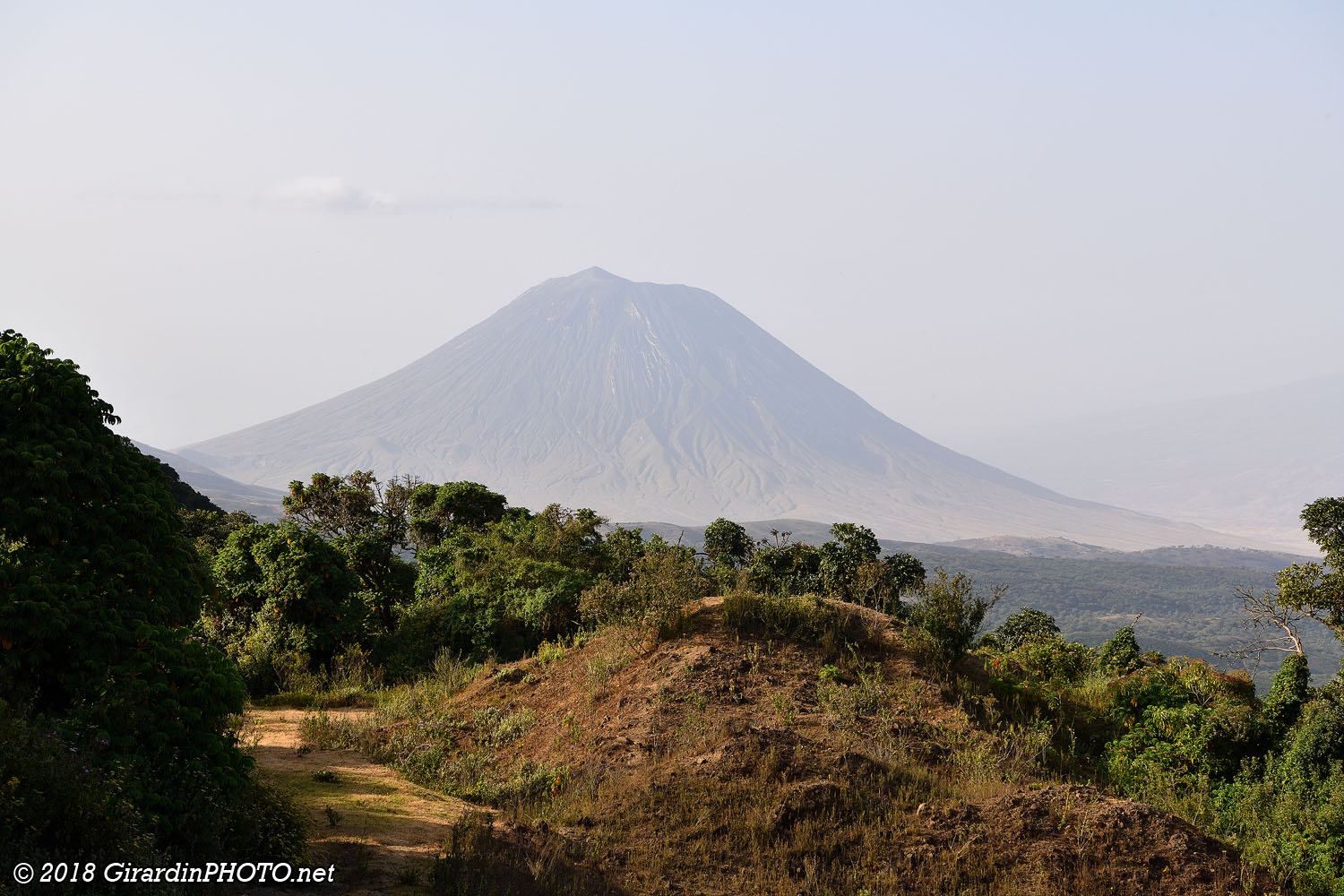 Vue depuis l'emplacement sur le volcan Ol Doinyo Lengaï et Kerimasi