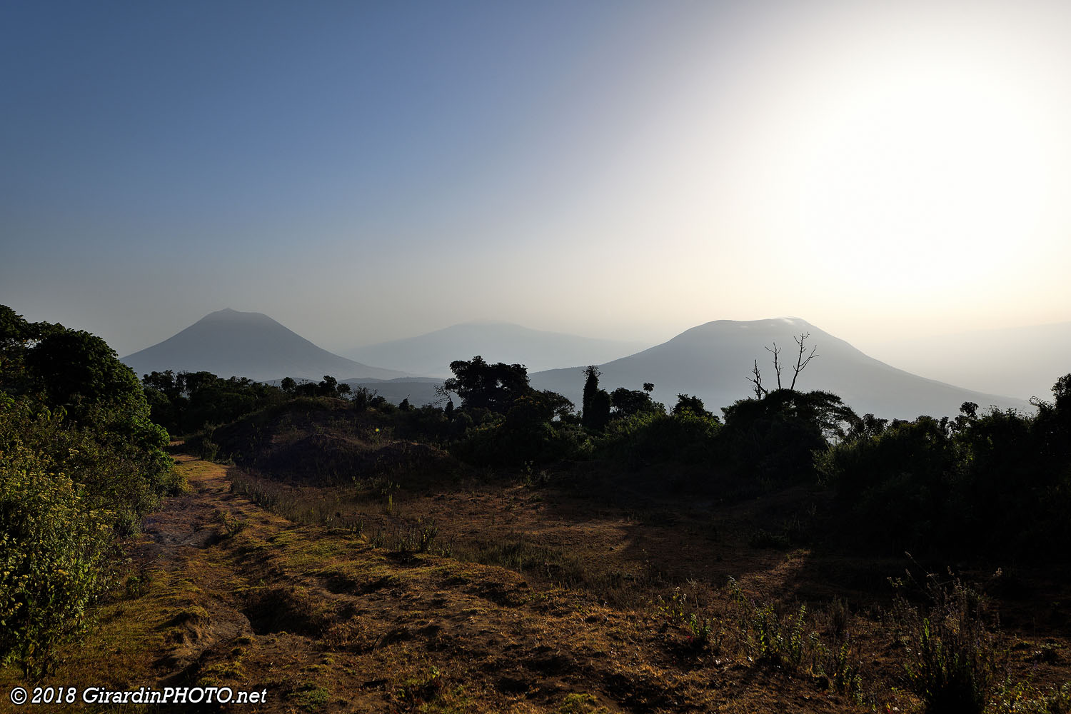 Lever de soleil sur les volcans Ol Doinyo Lengaï et Kerimasi