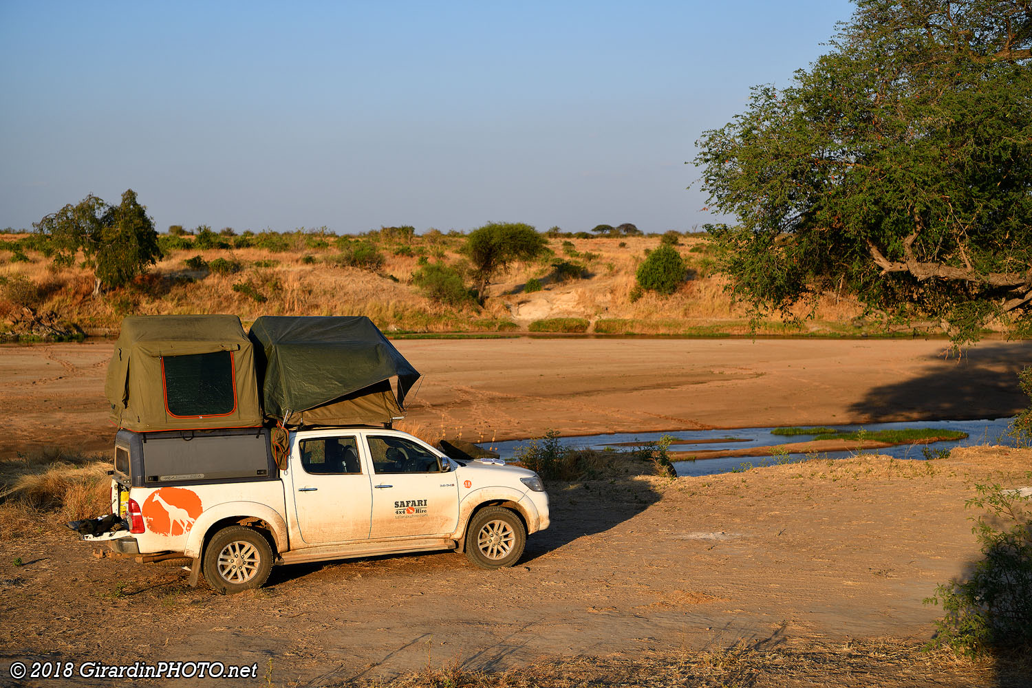 Installation du camp au bord de la rivière