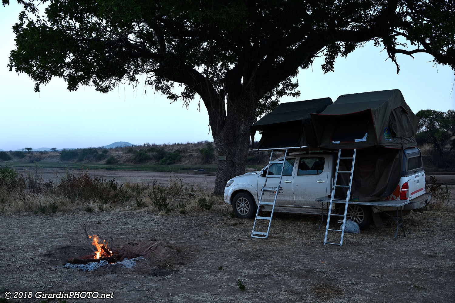 Campement au bord de la rivière