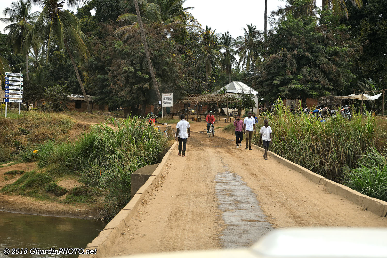 Piste qui rejoint le nord du Selous