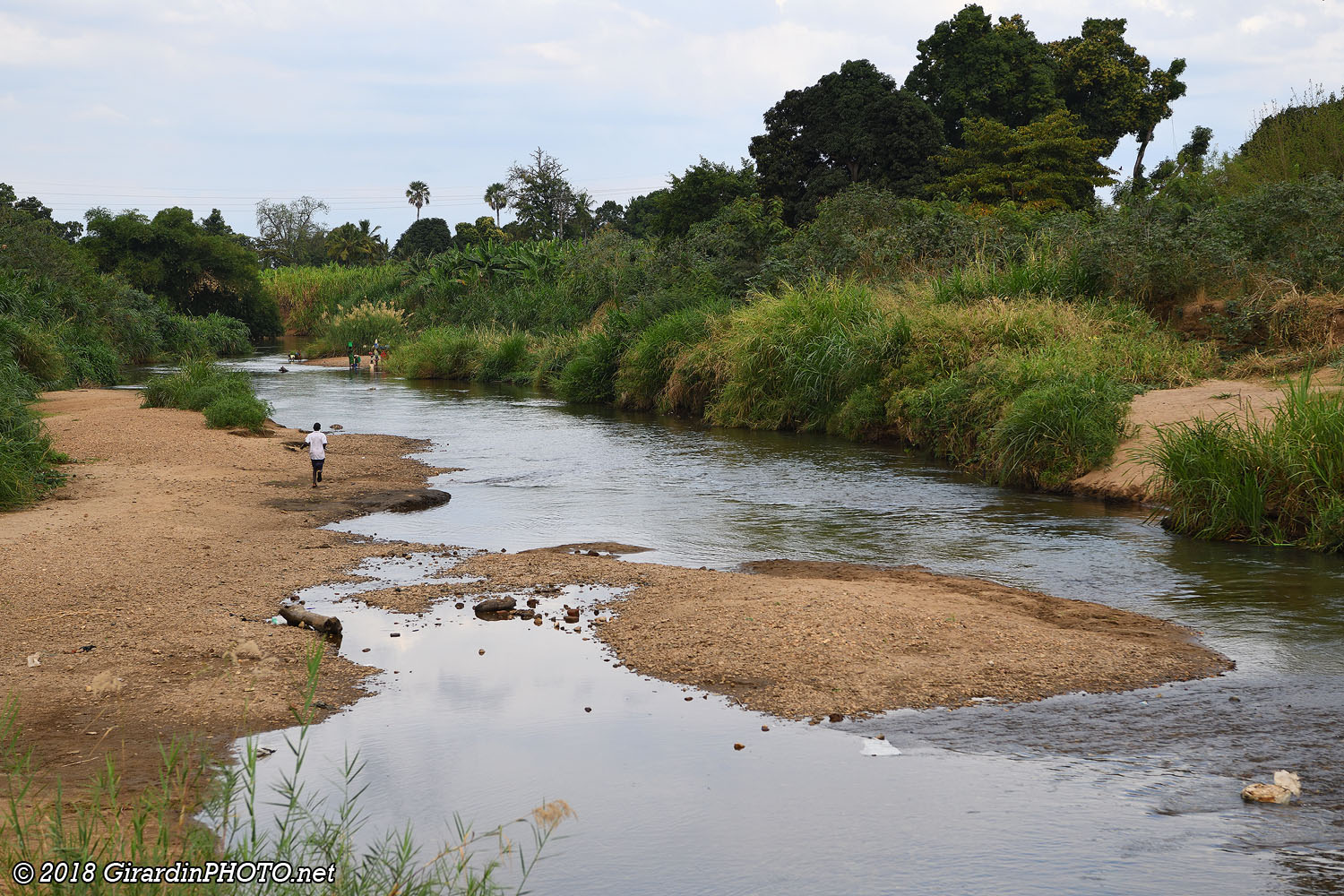 Scène de vie au bord de la rivière