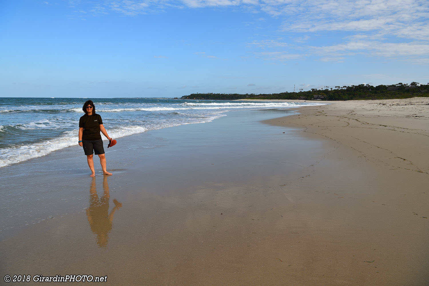 Seule sur la plage, les pieds dans l'eau ...