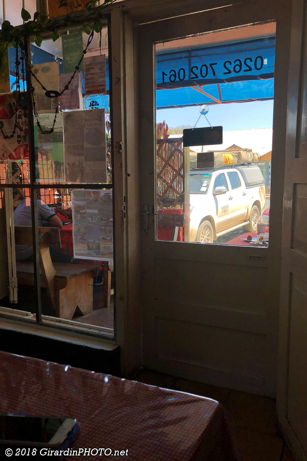 Notre voiture à travers la porte du Hasty Tasty Too