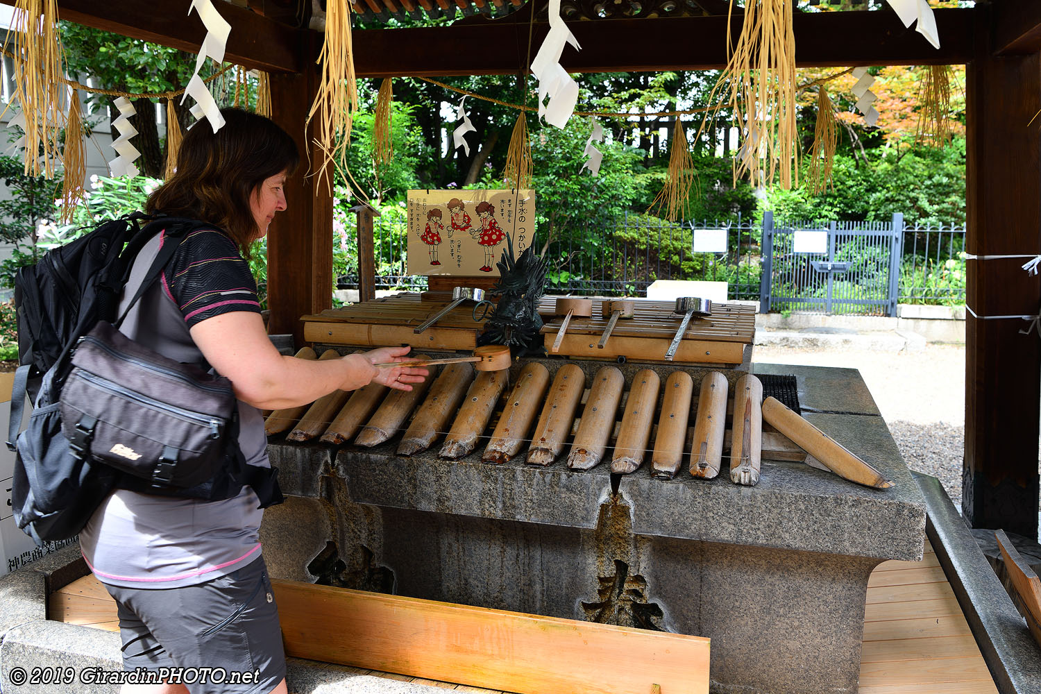 À l’entrée des sanctuaires shinto, les fidèles doivent se laver les mains et se rincer la bouche