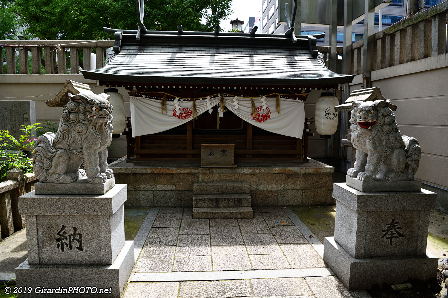 Les statues de Komainu représentent des chiens-lions qui gardent l'entrée. L'un a la gueule ouverte, l'autre fermée