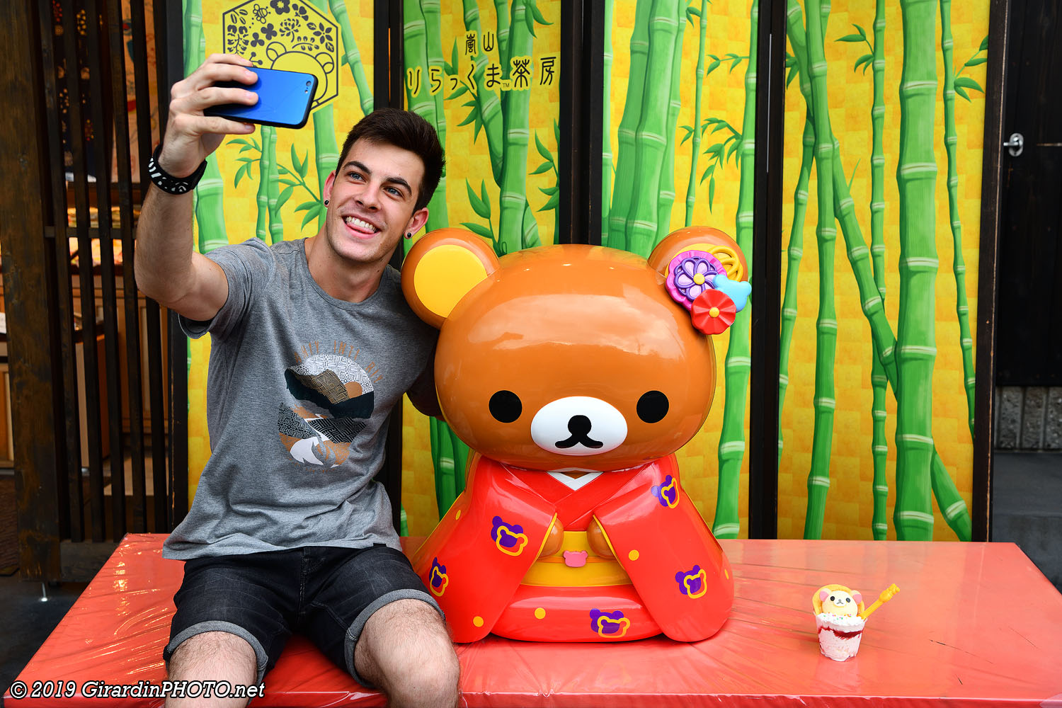 Dylan, Rilakkuma et Rilakkuma ice cream avec du miel et un biscuit