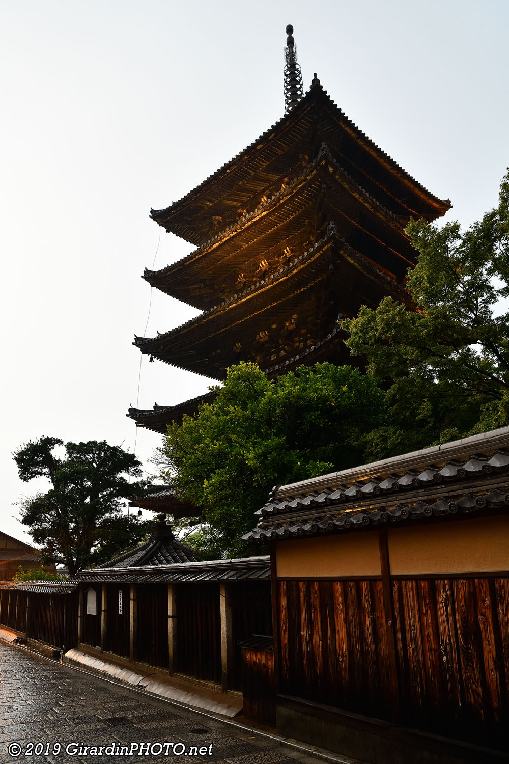 Pagode Yasaka sous l'orage