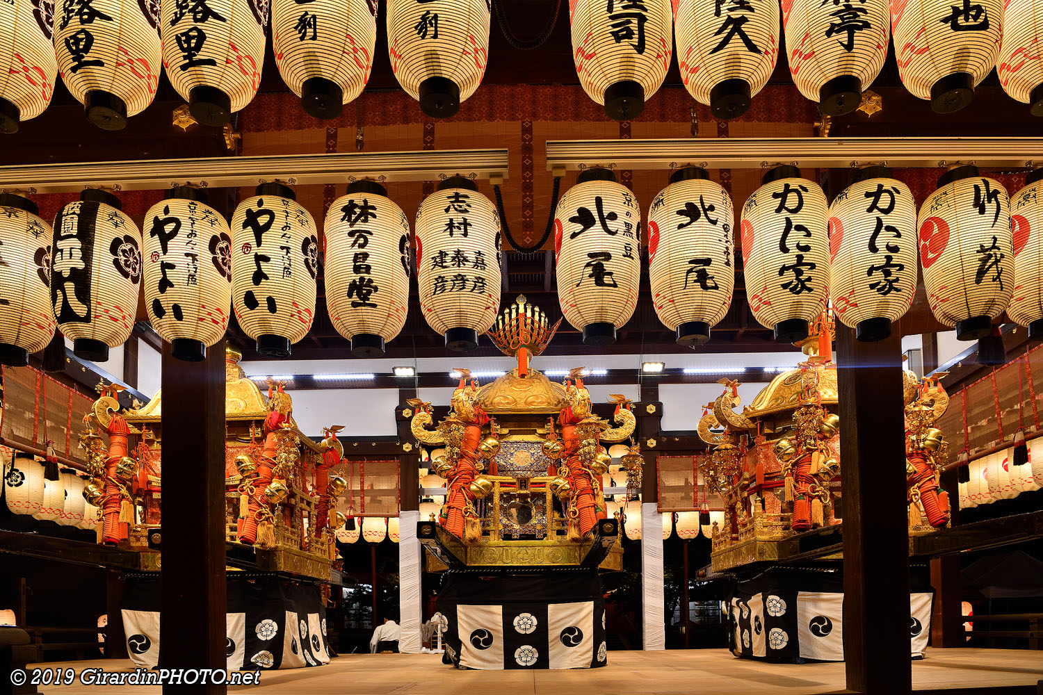 The omikoshi (sanctuaires portables) de retour à la maison