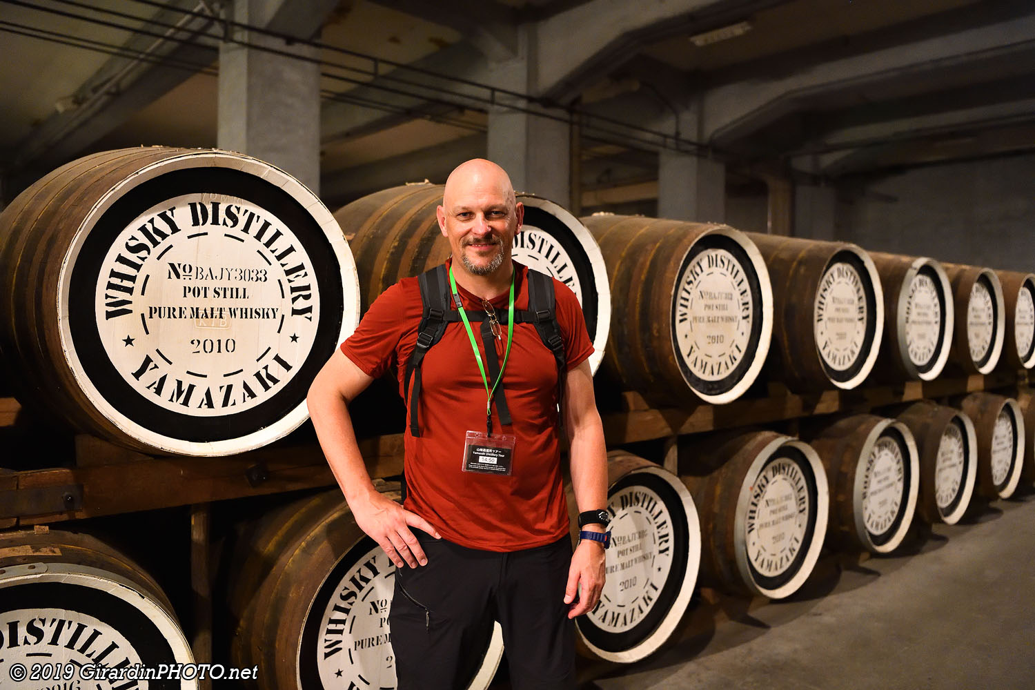 Heureux au milieu des fûts de whisky