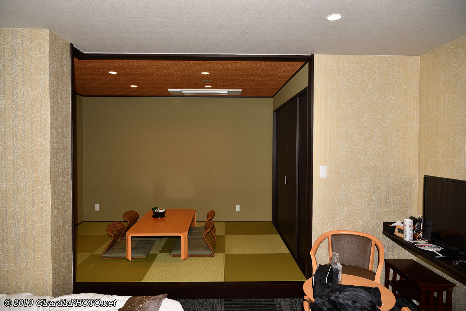 Notre appartement (table basse pour le jour et futons pour la nuit)