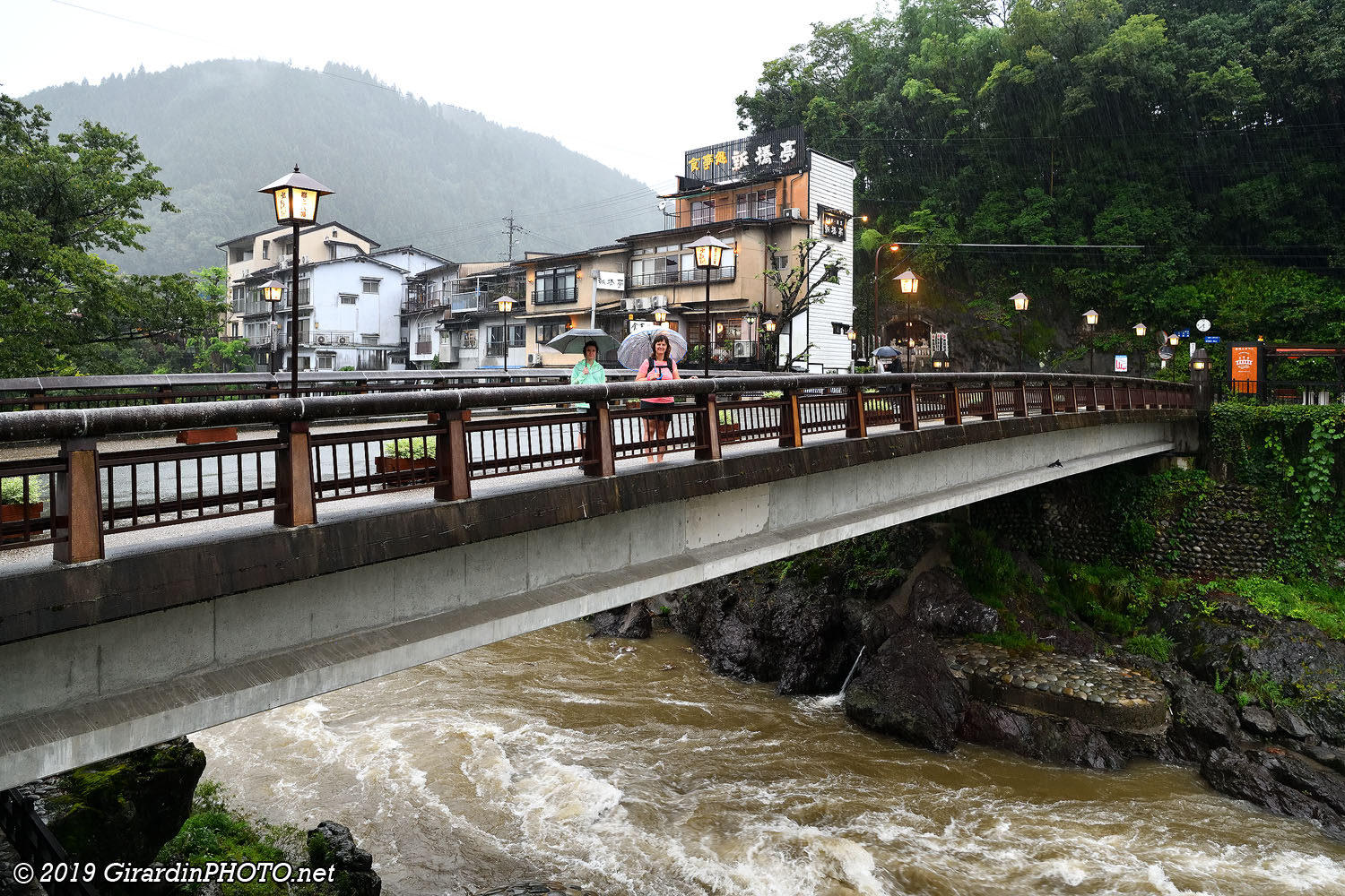 Pont Shinbashi enjambant la rivière Yoshida