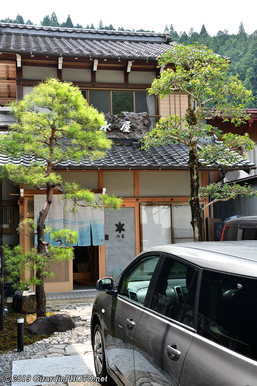Guesthouse Mizuya (notre chambre à l'étage et notre voiture)